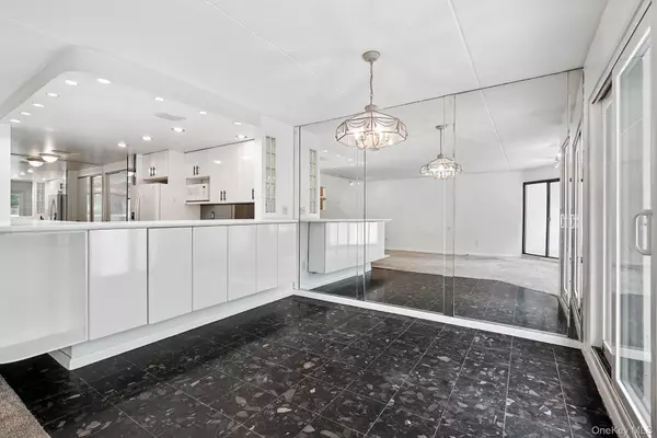 Hartsdale, NY 10530,300 High Point DR #313