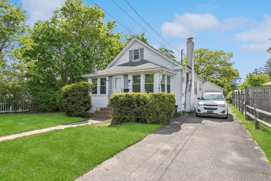 186 Falcon AVE, Patchogue, NY 11772