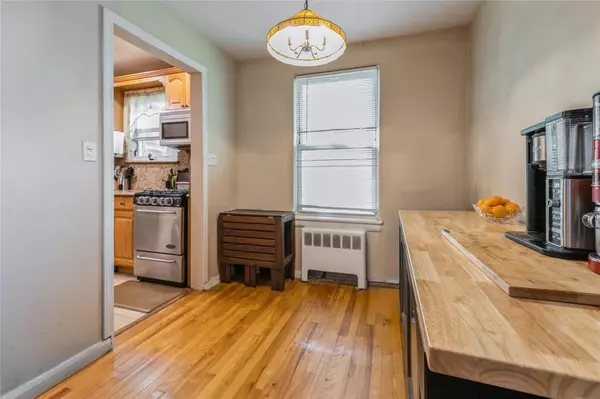 Roslyn Heights, NY 11577,47 Edwards ST #2C
