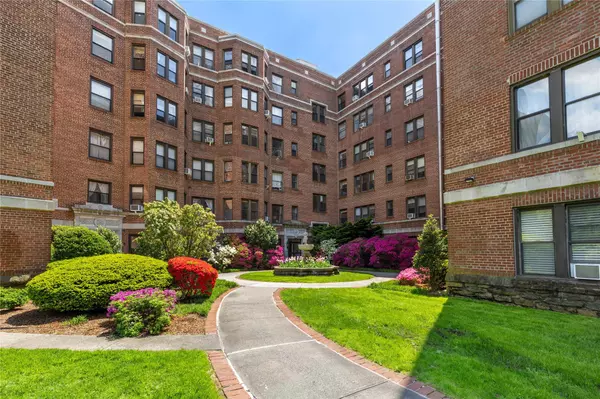 Larchmont, NY 10538,11 Alden RD #4D