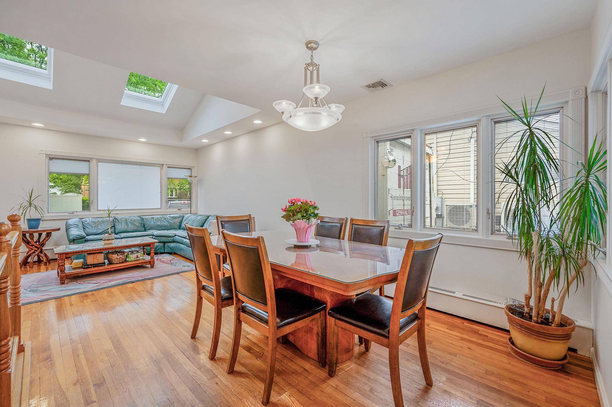 East Meadow, NY 11554,444 Glenwood LN