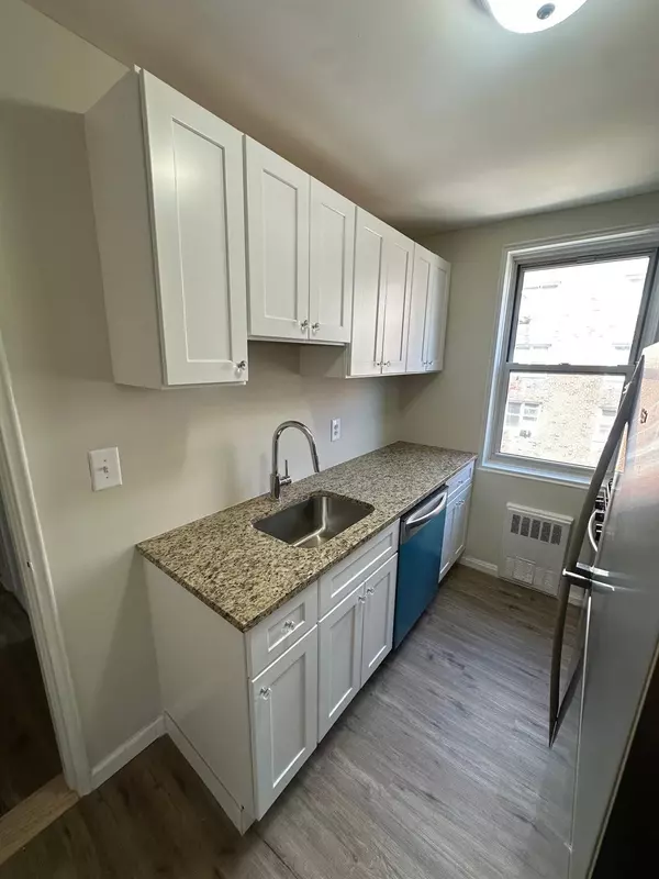 Yonkers, NY 10705,480 Riverdale AVE #5M