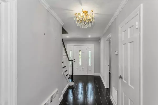 Port Washington, NY 11050,8 Hazel RD
