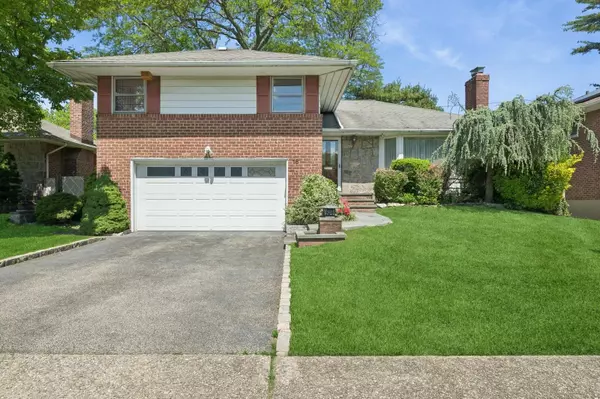 16 Carling DR, New Hyde Park, NY 11040