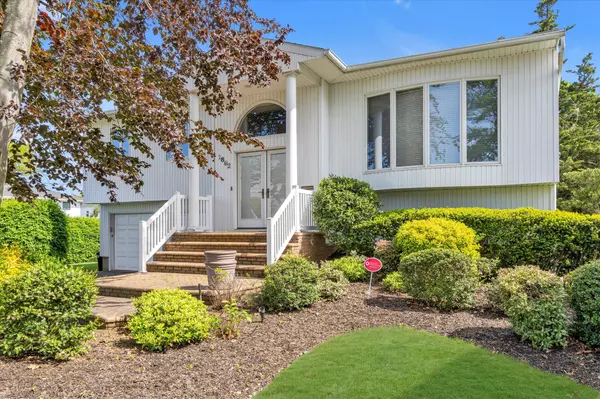 1692 North Gate, Merrick, NY 11566