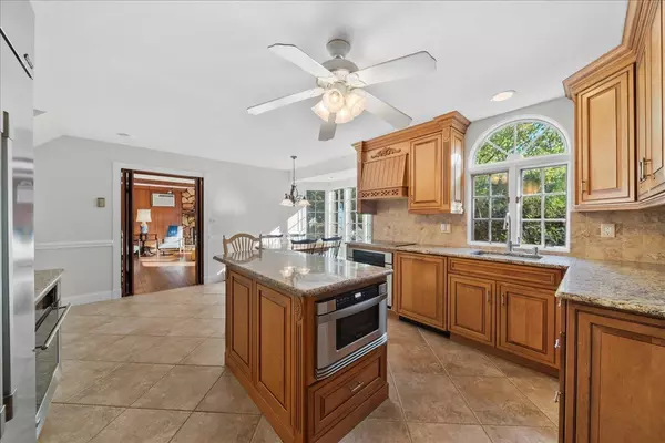 Smithtown, NY 11787,83 River Heights DR