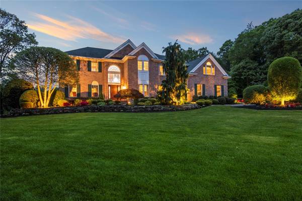 10 Spinnaker CT, Northport, NY 11768