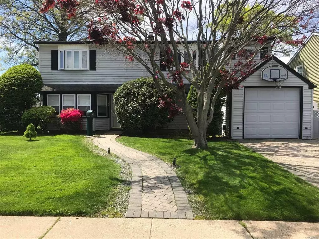 Levittown, NY 11756,18 Hickory LN