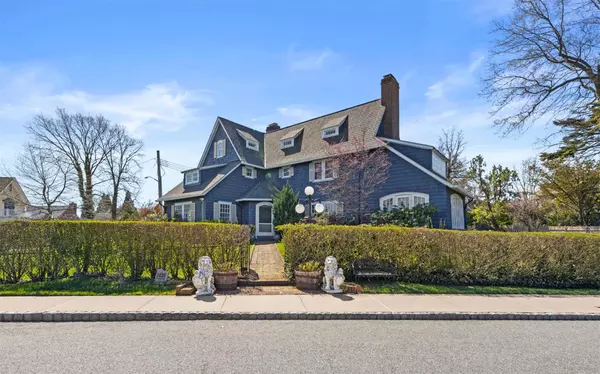 Douglaston, NY 11363,1120 Shore RD