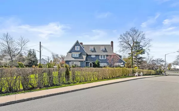 Douglaston, NY 11363,1120 Shore RD