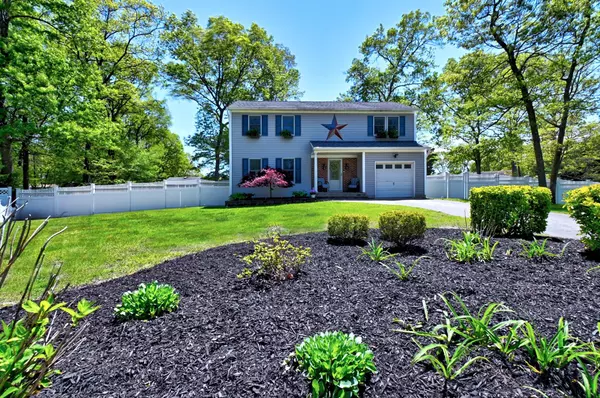 5 Mount Oak PL, Ridge, NY 11961