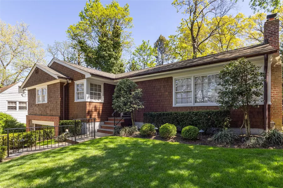 350 Park LN, Douglaston, NY 11363