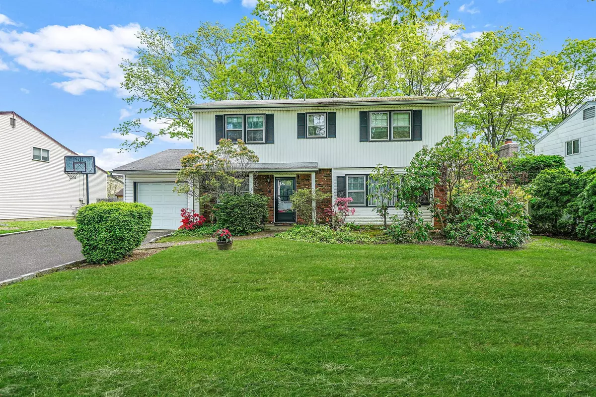 Commack, NY 11725,39 Pinewood DR