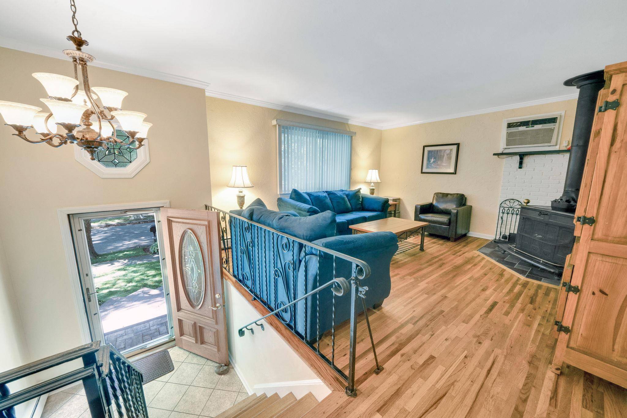 Kings Park, NY 11754,27 Columbus AVE