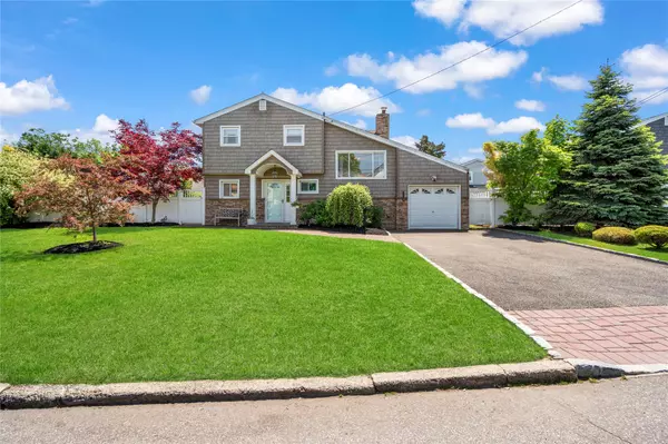 8 Vera CT, West Islip, NY 11795