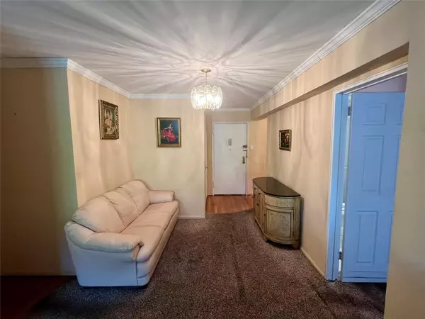 Howard Beach, NY 11414,86-10 151 AVE #4G