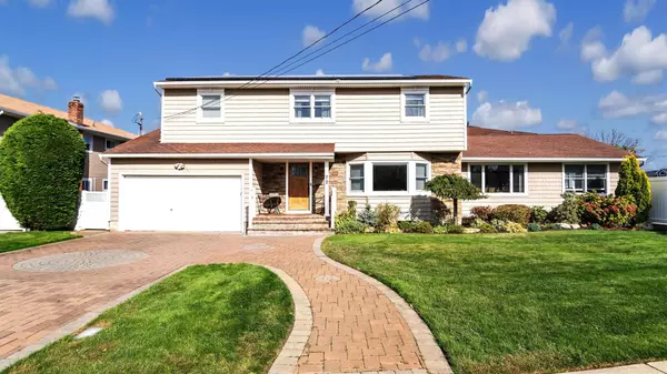 72 Tidewater AVE, Massapequa, NY 11758