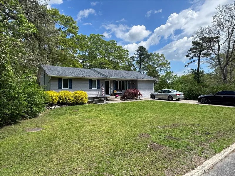 1 Marginwood DR, Ridge, NY 11961