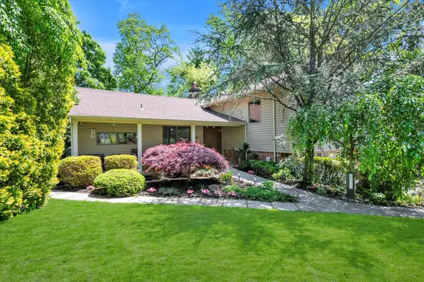 Roslyn, NY 11576,44 Fernwood LN