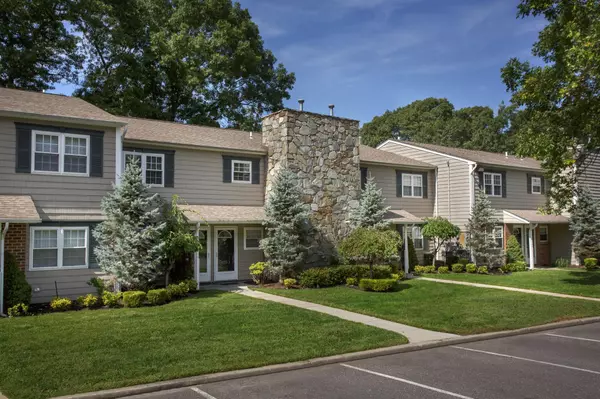 Middle Island, NY 11953,134 Lake Pointe DR #134