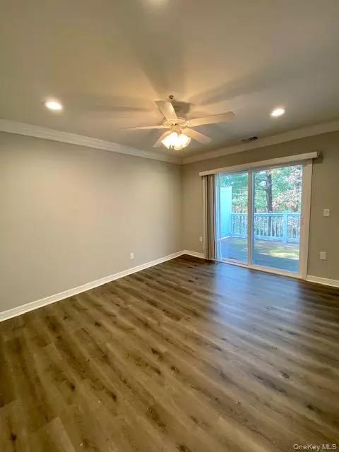 Middle Island, NY 11953,140 Lake Pointe DR #140