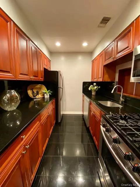 Middle Island, NY 11953,140 Lake Pointe DR #140