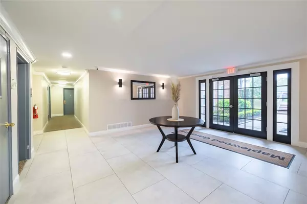 Rockville Centre, NY 11570,111 S Centre AVE #2LL