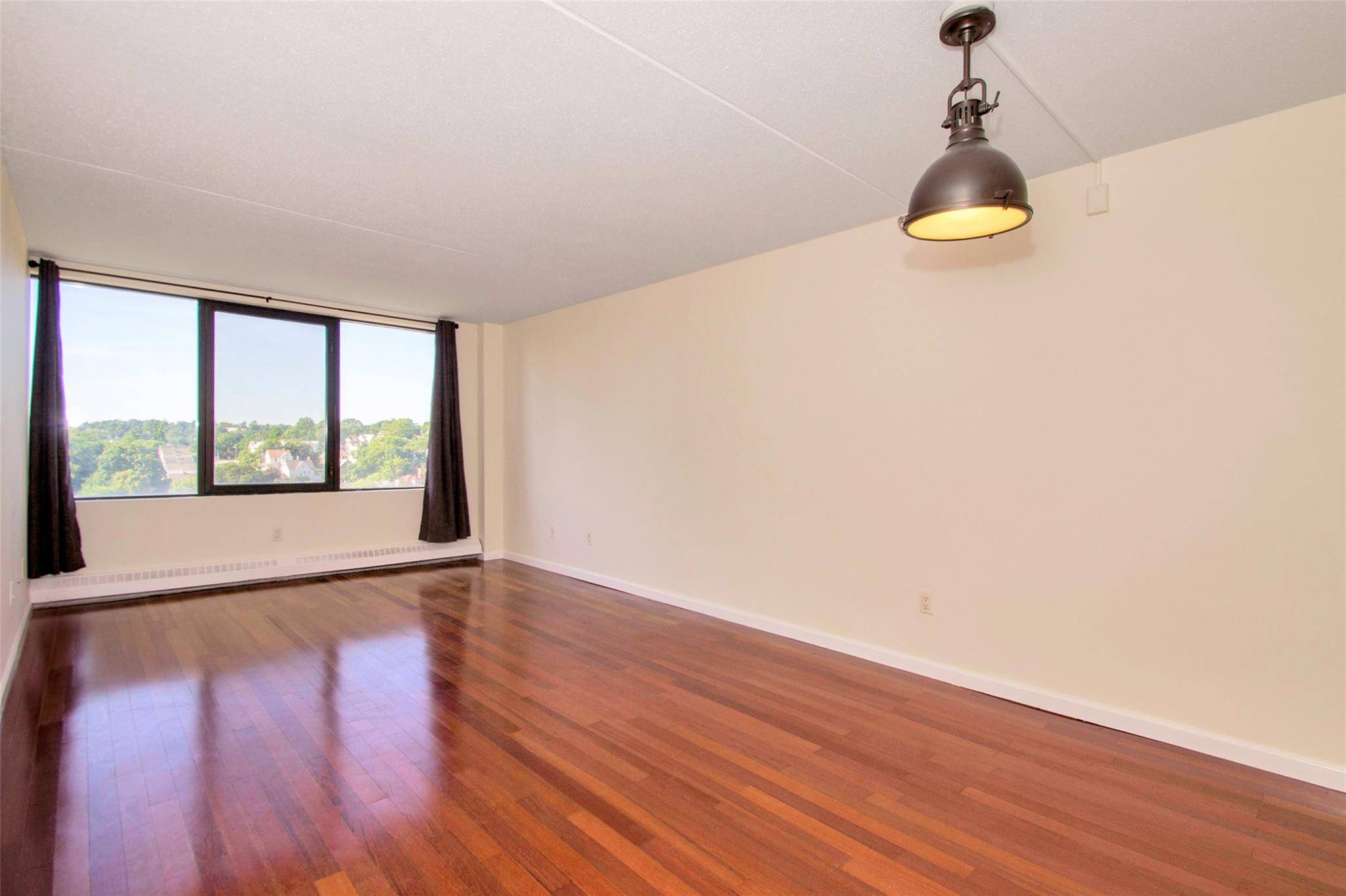 White Plains, NY 10601,4 Martine AVE #914