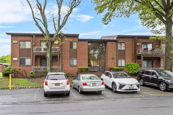 Pomona, NY 10970,4 Charles LN #2B