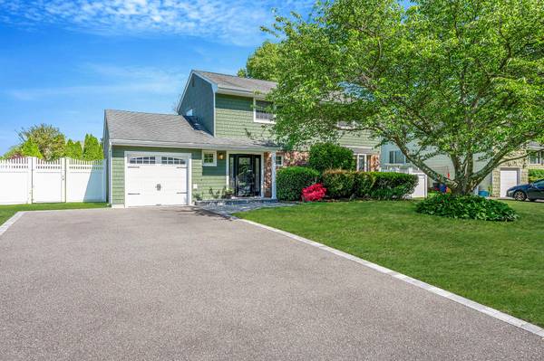33 Amapola LN, Kings Park, NY 11754