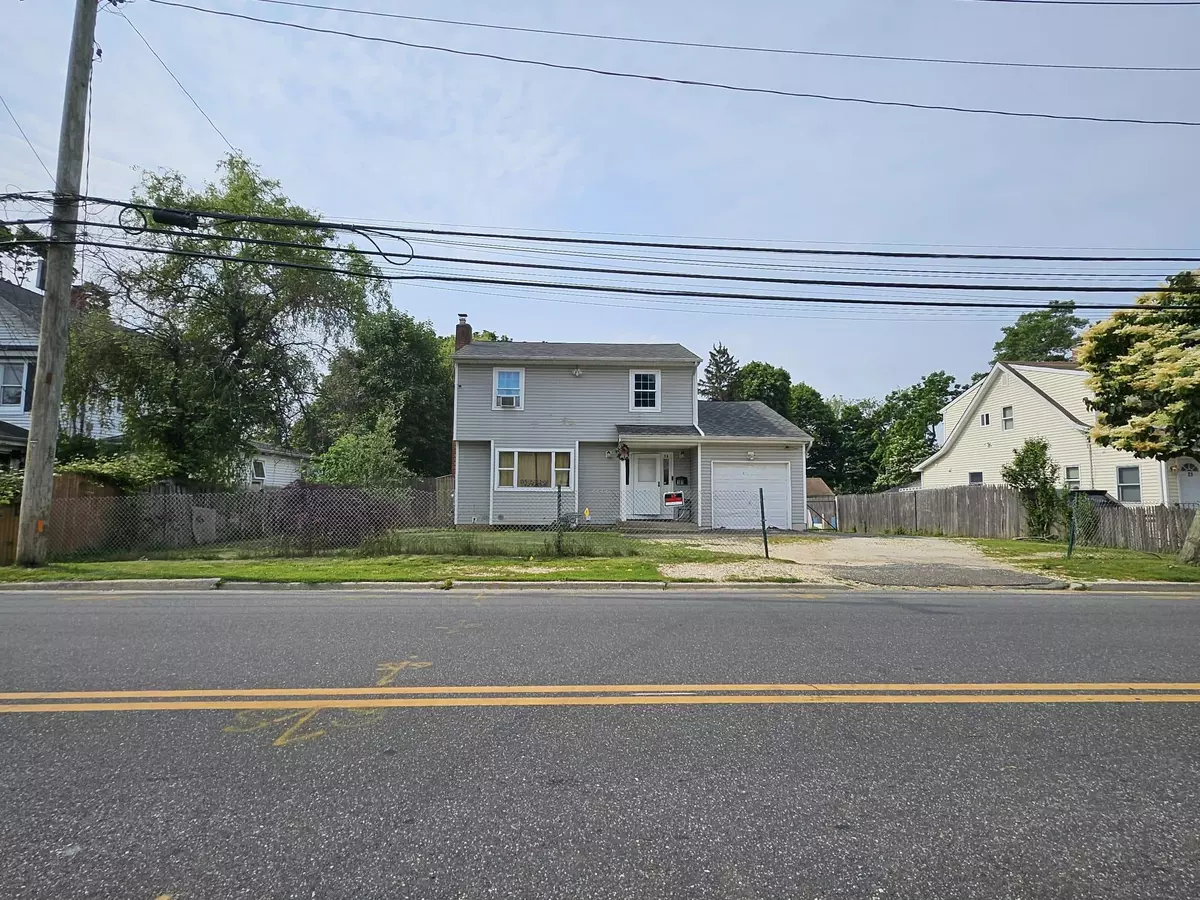 Huntington Station, NY 11746,19 W 11 Street