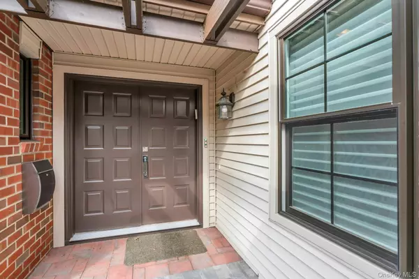 Manhasset, NY 11030,14 Nightingale CT