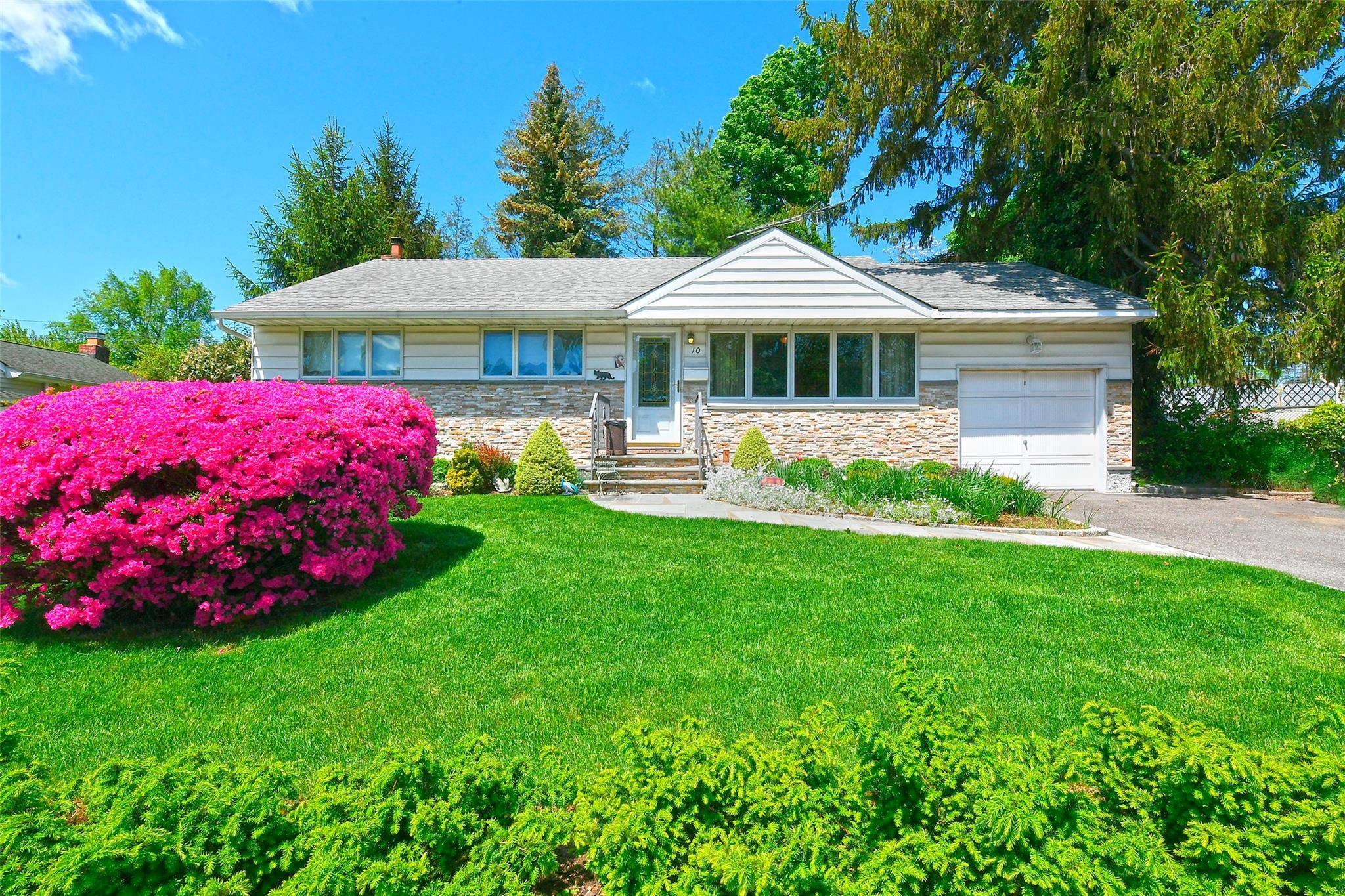 10 Lee PL, Old Bethpage, NY 11804