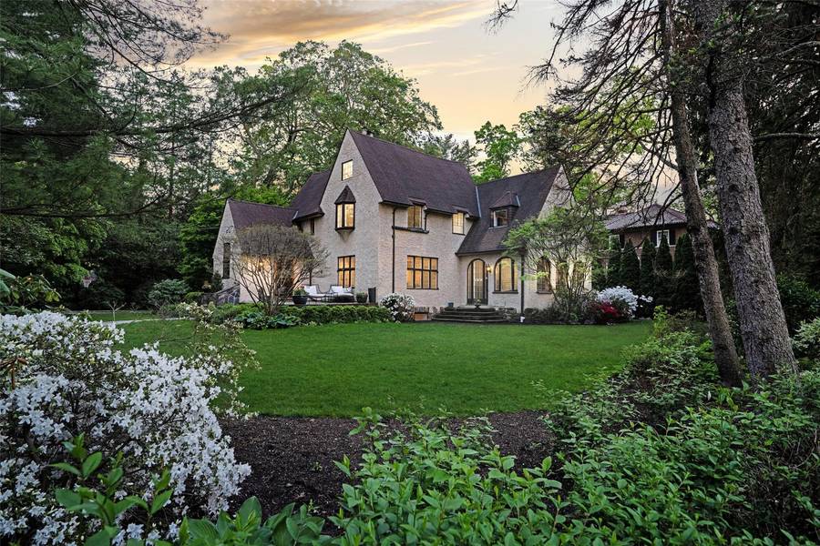 8 Rockledge DR, Pelham, NY 10803