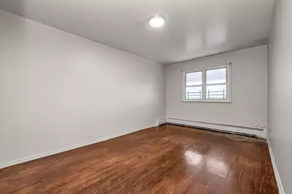 Bronx, NY 10465,4016 E Tremont AVE