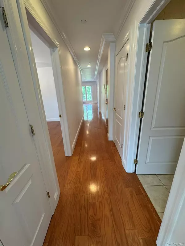 Bayside, NY 11361,42-23 212 ST #3C