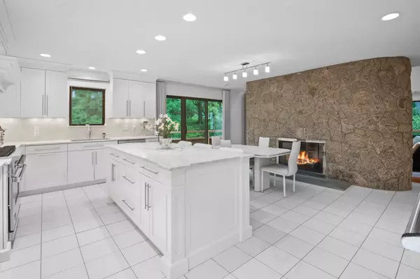 Purchase, NY 10577,5 Ponds LN
