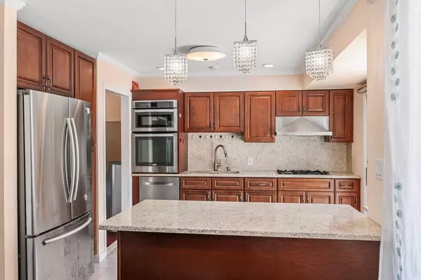 Plainview, NY 11803,42 Macarthur AVE