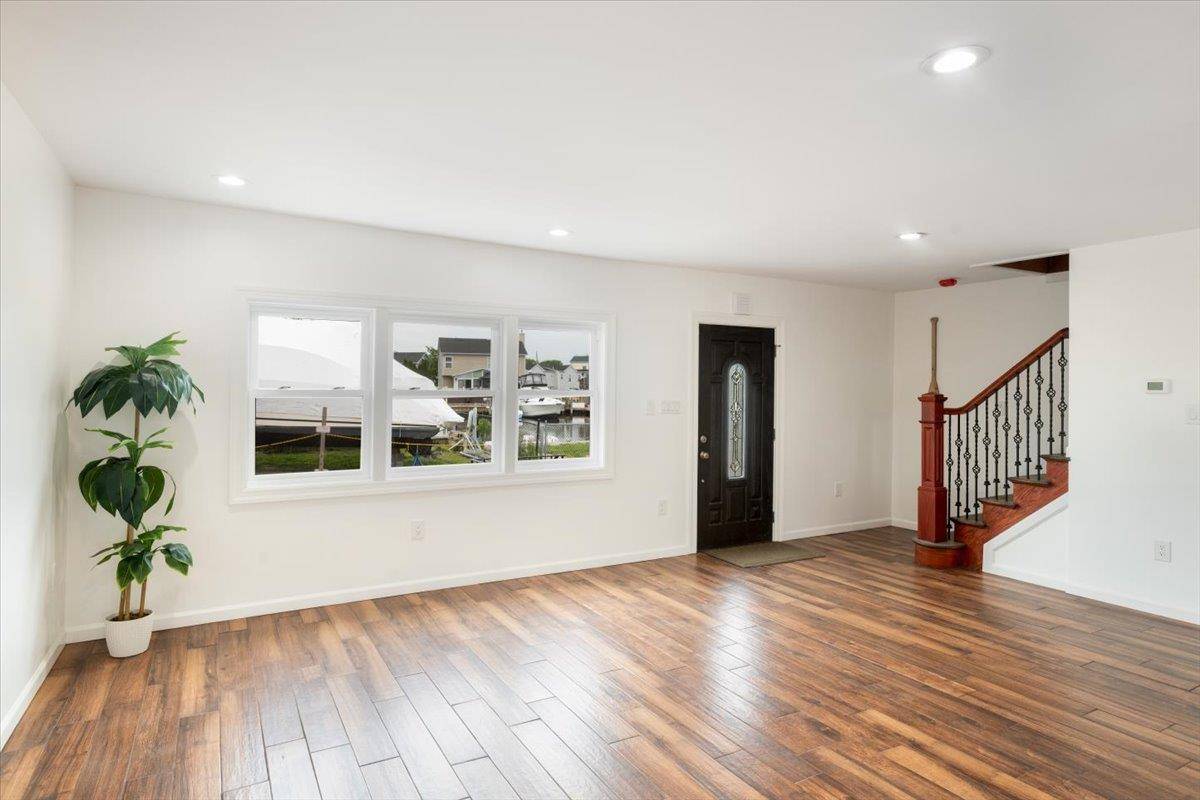 Lindenhurst, NY 11757,886 S 8th Street