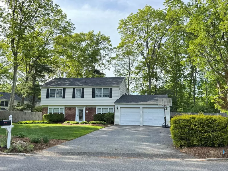 3 Sanford LN, Stony Brook, NY 11790