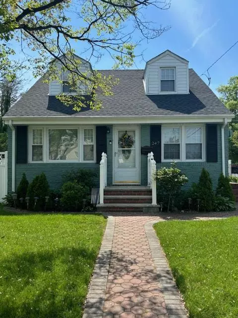 Mineola, NY 11501,247 Barwick BLVD