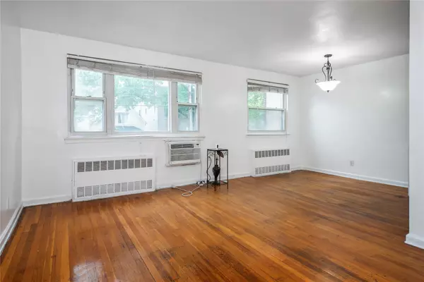 Glendale, NY 11385,58-25 79th AVE