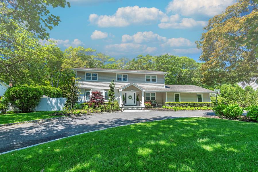 21 Grayon DR, Dix Hills, NY 11746
