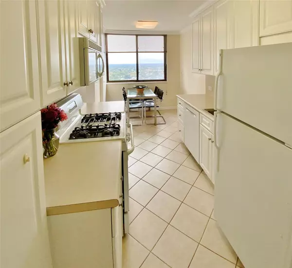 Floral Park, NY 11005,26910 Grand Central Pkwy #15E