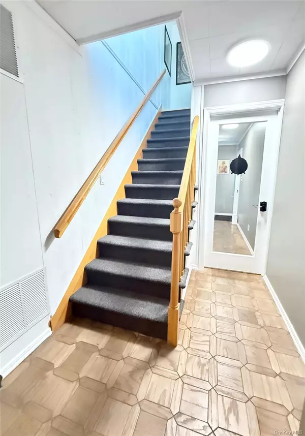 Amityville, NY 11701,74 Merrick RD #2