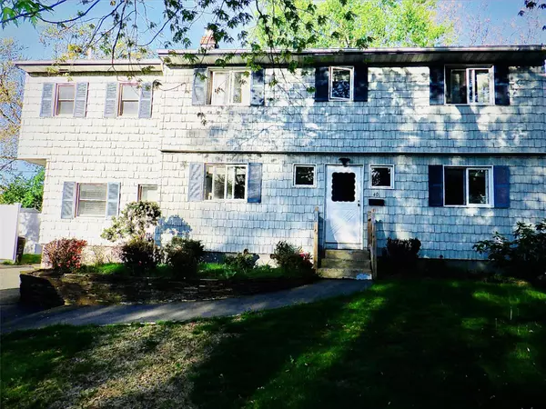 40 Kent LN, Centereach, NY 11720
