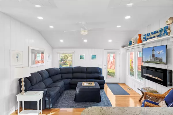 Hampton Bays, NY 11946,67 North RD #A