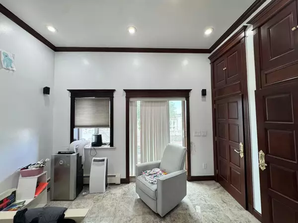 Long Island City, NY 11105,20-44 26 ST