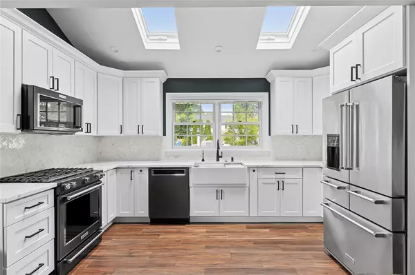 Glen Cove, NY 11542,3 Spruce LN
