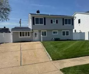 Westbury, NY 11590,18 Prince LN